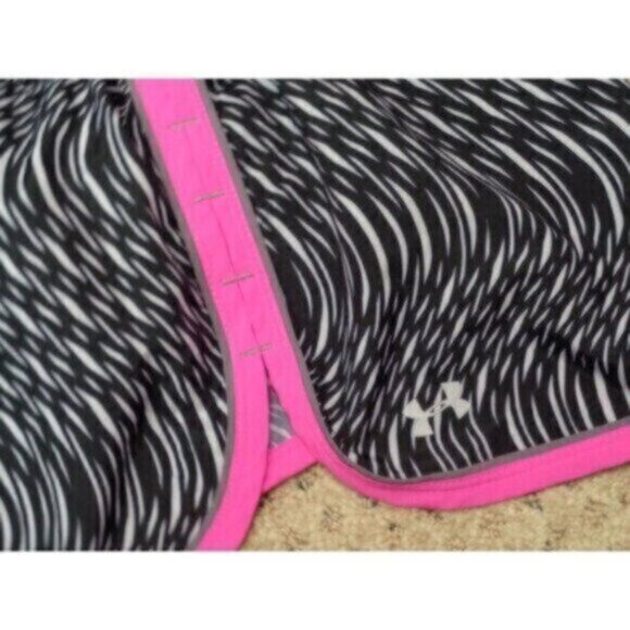 NEW Under Armour women's small (fitted) black/gray/pink shorts MSRP $65 - Picture 3 of 7